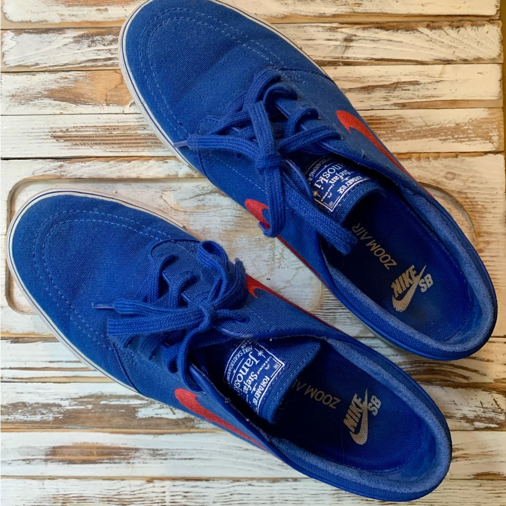 Like new Mens9 or Womens10 Nike Stefan Janoksi limited edition. Rare find!